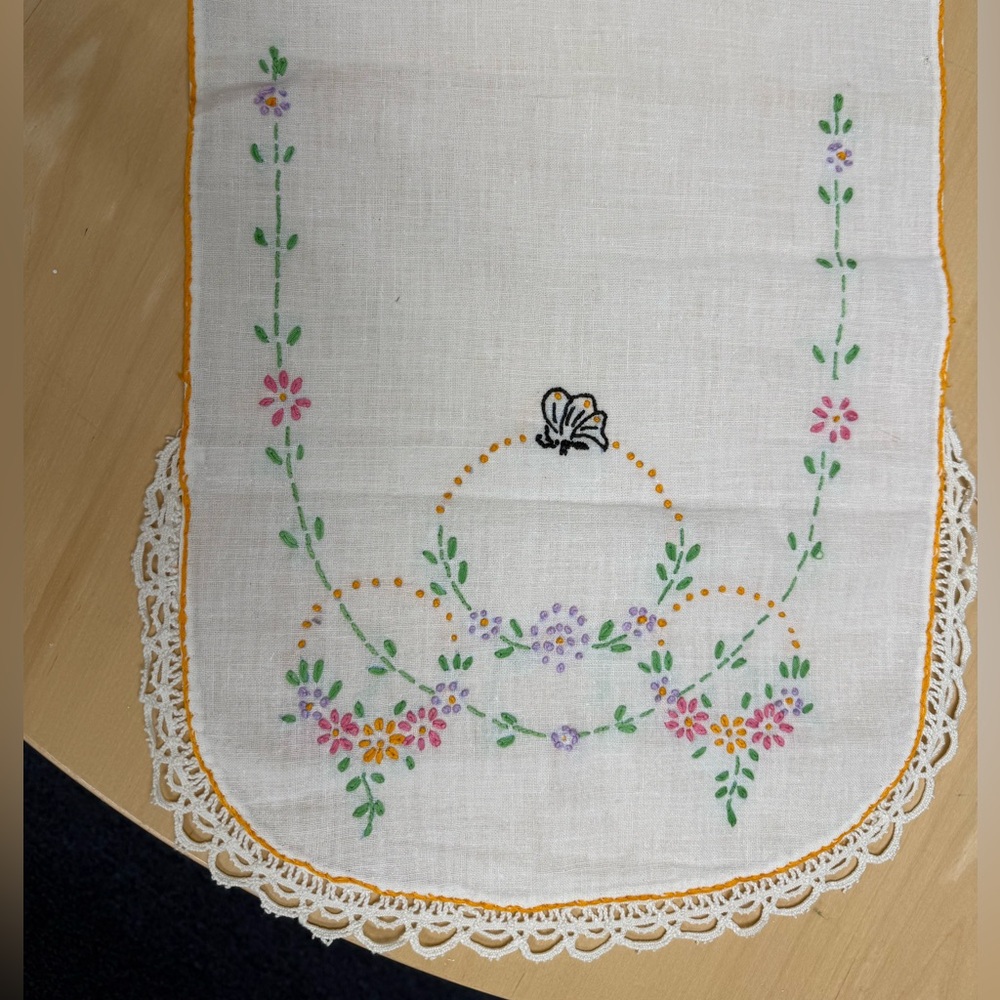 Vintage Linen Embroidered Floral Table Runner or dresser Scarf with Lace Trim - Picture 11 of 13